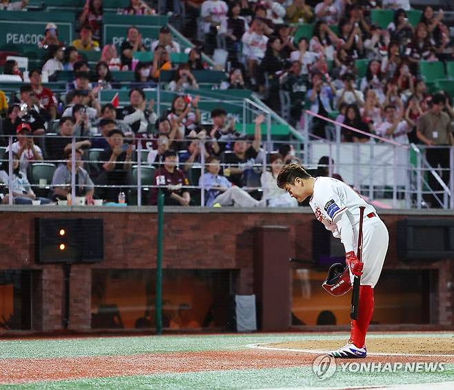 추신수 마지막 타석 (인천=연합뉴스) 임순석 기자 = 30일 오후 인천 SSG랜더스필드에서 열린 2024 프로야구 KBO리그 키움 히어로즈와 SSG 랜더스의 경기. 8회 말 1사 상황 대타 SSG 추신수가 타석에 들어서며 관중들에게 인사를 하고 있다. 2024.9.30 soonseok02@yna.co.kr