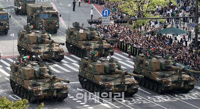 건군 제76주년 국군의 날인 1일 오후 서울 세종대로 일대에서 열린 시가행진에서 지상 전력이 기동하고 있다.(사진=이데일리 방인권 기자)