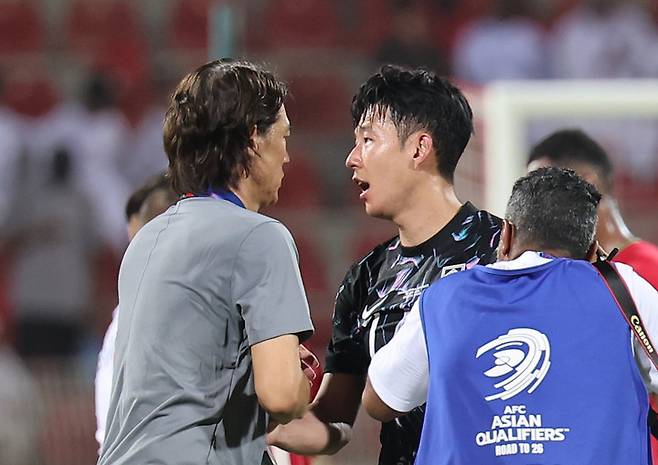  홍명보 한국 축구대표팀 감독(왼쪽)과 손흥민