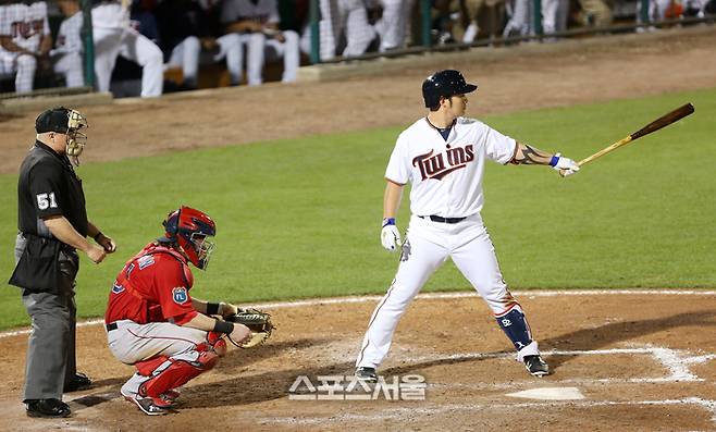 2016년 3월 4일(한국시각) 미국 플로리다주 포트마이어스의 하몬드스타디움에서 열린 ‘2016 메이저리그 시범경기’ 미네소타 트윈스와 보스톤 레드삭스 경기에서 미네소타 박병호(오른쪽)가 타석에 섰다. 사진 | 포트마이어스=스포츠서울DB