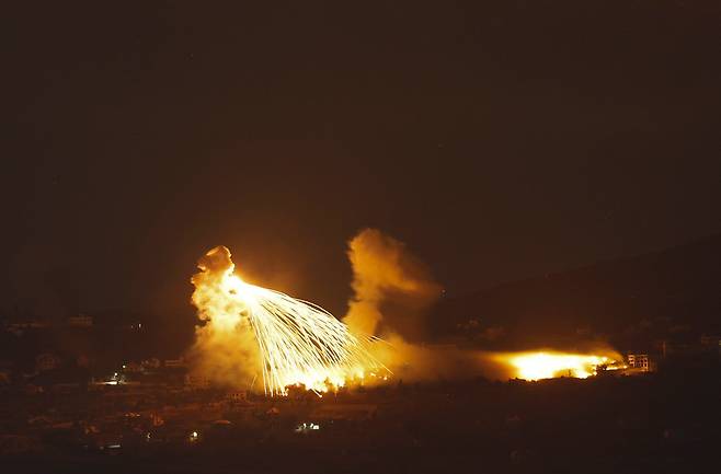 지난달 30일(현지시각) 레바논 남부 지역에 이스라엘의 포격이 가해진 후 화염이 발생하고 있다. /AFP 연합뉴스