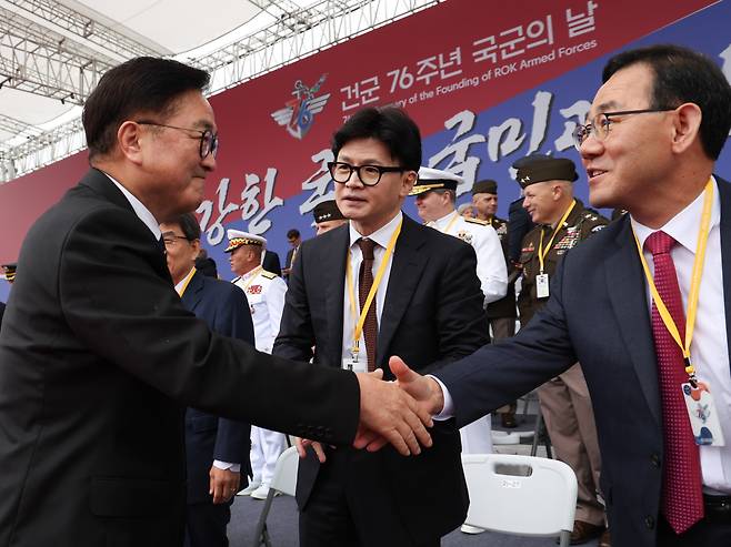 1일 오전 경기 성남시 서울공항에서 열린 건군 76주년 국군의 날 기념식에 참석한 한동훈(가운데) 국민의힘 대표가 우원식 국회의장, 주호영 국회부의장과 인사하고 있다. /연합뉴스