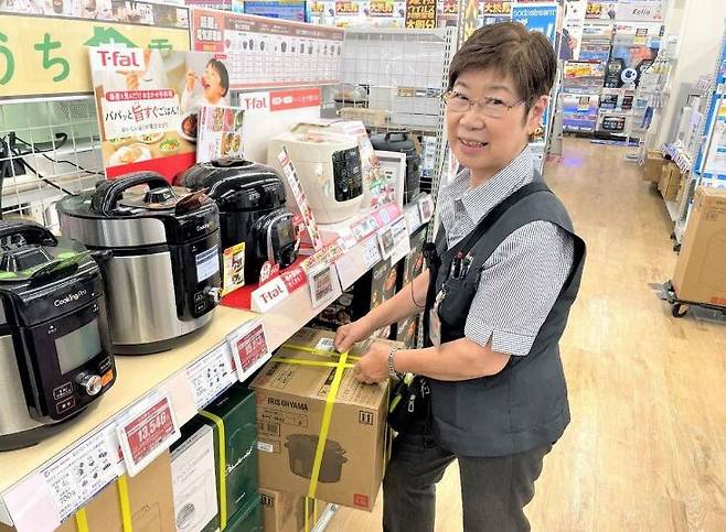 가전제품 양판점인 노지마에서 일하고 있는 80대 여직원 구마다니씨./노지마