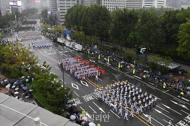 지난해 9월26일 건군 75주년 국군의 날 기념행사가 서울 중구 세종대로 일대에서 진행되는 가운데 군 장병 및 장비들이 시가행진을 벌이고 있다.ⓒ사진공동취재단