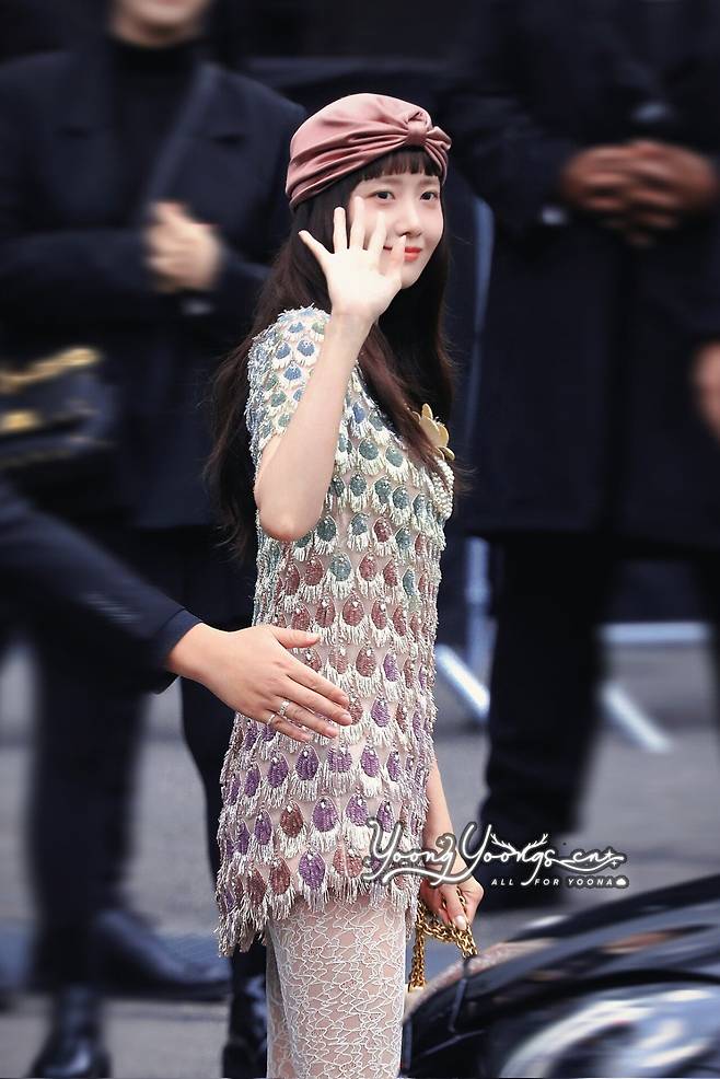 vdNWZR.jpg 어제 파리 패션쇼 참석한 2,3,4세대 대표 비쥬얼 여돌들.jpg