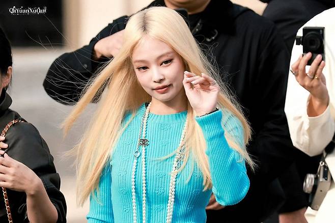 pxDZYr.jpg 어제 파리 패션쇼 참석한 2,3,4세대 대표 비쥬얼 여돌들.jpg