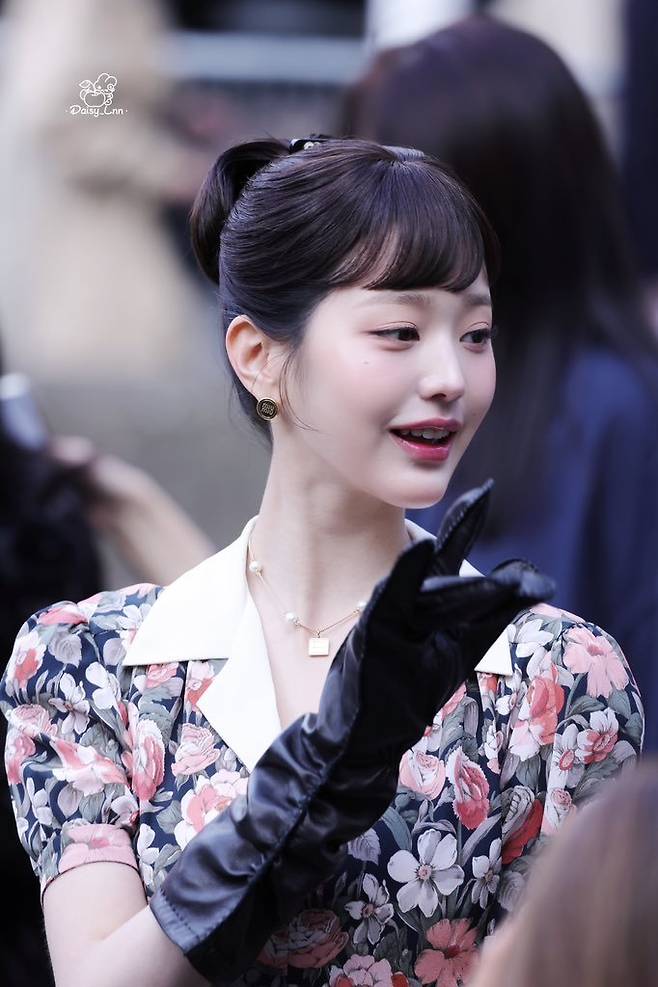 tCBfly.jpg 어제 파리 패션쇼 참석한 2,3,4세대 대표 비쥬얼 여돌들.jpg