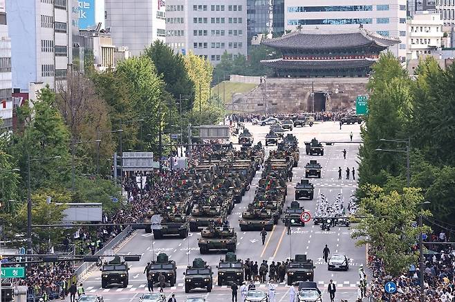 1일 오후 서울 광화문광장 일대에서 열린 건군 76주년 국군의날 시가행진에서 지상 전력이 기동하고 있다. 2024.10.1(ⓒ뉴스1, 무단 전재-재배포 금지)