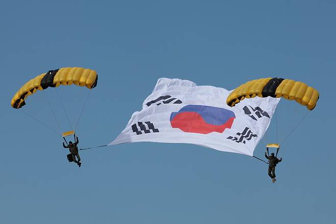 25일 오전 경기 성남시 서울공항에서 열린 건군 76주년 국군의 날 기념식 예행연습에서 특전요원들이 고공강하 시범을 보이고 있다. 김영원 기자 forever@hani.co.kr