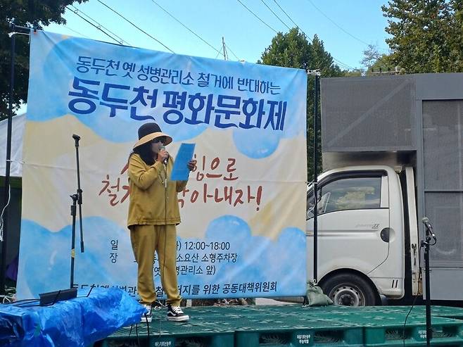 미군 ‘위안부’ 피해자 ㄱ씨가 1일 경기도 동두천시 상봉암동 소요산 주차장에서 열린 ‘동두천 성병관리소 철거에 반대하는 동두천평화문제’에서 피해 사실을 증언하고 있다. 이준희 기자