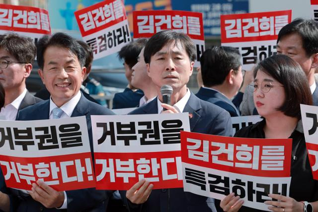 한창민 사회민주당 대표가 30일 오후 서울 용산구 전쟁기념관 앞에서 열린 김건희 여사 특검법 등 거부권 규탄 야5당 긴급 기자회견에서 발언을 하고 있다. 뉴스1