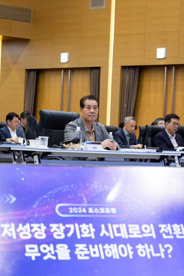 1일 송도 포스코 글로벌 R&D센터에서 열린 2024 포스코 포럼에서 장인화 회장이 저성장 시대의 장기화 속 대책에 대한 패널 토론을 경청하고 있다.