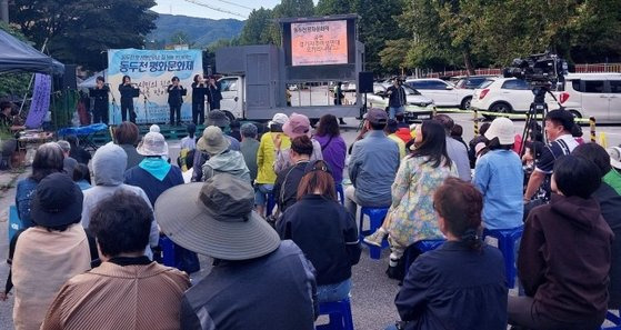 옛 성병관리소 철거를 반대하는 문화제가 1일 경기 동두천시 소요산 주차장에서 열렸다. 사진 동두천 옛 성병관리소 철거 저지를 위한 공동대책위원회