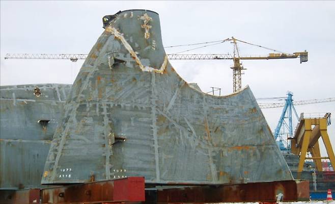 선박의 머리와 꼬리에 적용되는 곡(曲)블록. 평블록보다 제조 난도가 높아 제작할 수 있는 업체가 많지 않다. 이영산업기계 제공