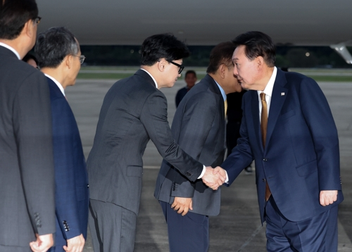 윤석열 대통령이 지난 22일 성남 서울공항에서 체코 공식 방문을 마치고 귀국하며 마중 나온 국민의힘 한동훈 대표와 악수하고 있다. 연합뉴스