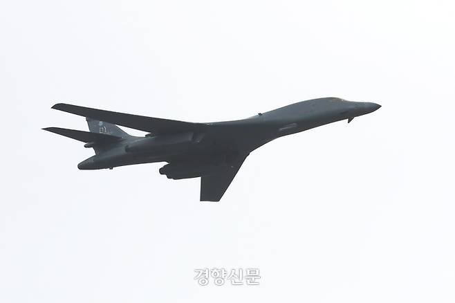 미국의 전략폭격기 B-1B 랜서가 비행하고 있다.