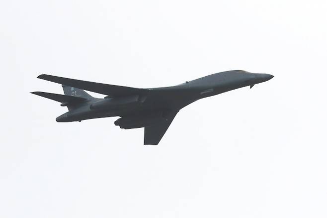 미 공군의 초음속 전략폭격기 B-1B 랜서가 1일 경기 성남시 서울공항에서 열린 76주년 국군의날 기념식에서 비행하고 있다. 한수빈 기자