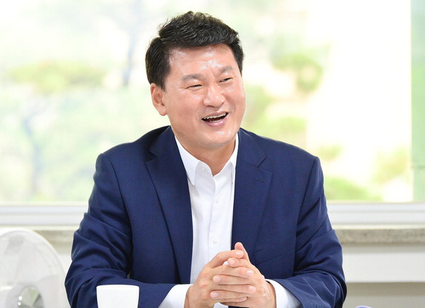 김성수 부산 해운대구청장이 집무실에서 그간의 소회와 민선 8기 후반기 구정 운영의 각오를 밝히고 있다.   부산 해운대구 제공