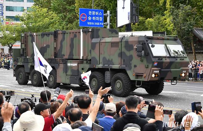 건군 76주년 국군의날 시가행진이 열린 1일 서울 광화문 광장 일대에서 북한이 가장 두려워하는 무기 중 하나인 지대지미사일 현무가 이동하고 있다. 하지만 오전에 열린 공식 기념식에서 최초로 선보인 탄두 중량이 세계 최대인 8t에 달하는 현무-5는 모습을 보이지 않아 시민들은 아쉬움을 나타냈다. 이번에 처음 공개한 현무-5는 북한 지휘부가 은신한 지하 벙커를 파괴하는 초고위력 탄도미사일이다.