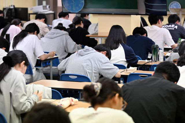 지난달 4일 오전 서울 양천구 목동종로학원에서 수험생들이 시험을 준비하고 있다. 연합뉴스