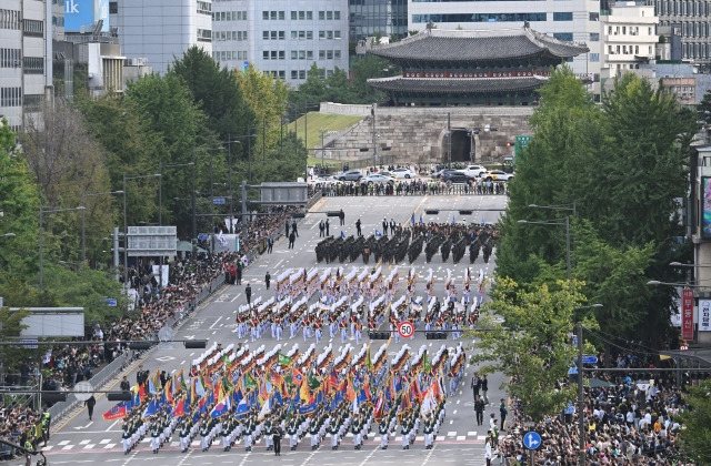 1일 오후 서울 세종대로 일대에 '건군 76주년 국군의날 시가행진'이 진행되고 있다. 이한형 기자