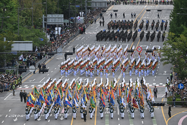 1일 오후 서울 세종대로 일대에 '건군 76주년 국군의날 시가행진'이 진행되고 있다. 이한형 기자