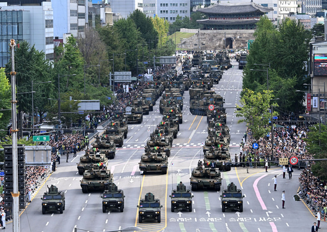 1일 오후 서울 세종대로 일대에 '건군 76주년 국군의날 시가행진'이 진행되고 있다. 이한형 기자