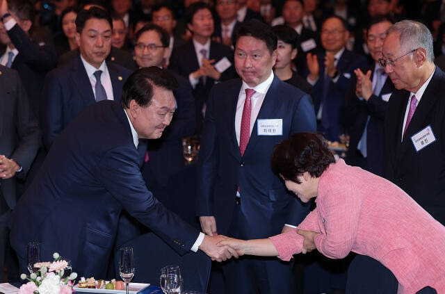 윤석열 대통령이 30일 서울 중구 롯데호텔에서 열린 한국경제신문 창간 60주년 기념식에서 이정한 한국여성경제인협회장(오른쪽부터), 류진 한국경제인협회장, 최태원 대한상공회의소 회장 등과 인사하고 있다. 연합뉴스