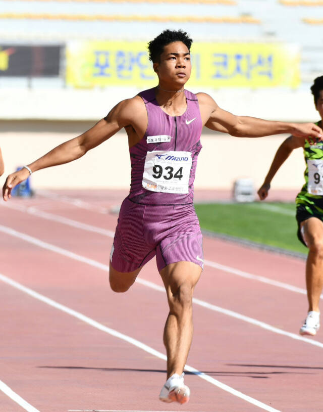 남자 고등부 100m 최고기록 보유자인 나마디 조엘진이 전국체전에서 또 한번의 신기록에 도전한다. 김포과학기술고 제공