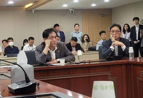 ▲(왼쪽부터) 김태규 직무대행과 조성은 사무처장이 지난달 6일 과방위 소속 야당 의원들과 대치 중인 모습. 사진=김현 민주당 의원실 제공.