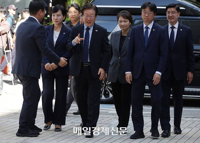 이재명 더불어민주당 대표(가운데)가 지난 9월 30일 오후 서울 서초구 서울중앙지법에서 열린 위증교사 혐의 관련 1심 결심공판에 출석하고 있다. 이날 공판에는 민주당 김병주·전현희·이언주 최고위원 등이 동행했다.  <이승환 기자>