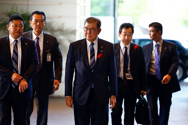 이시바 시게루 신임 일본 총리(가운데)가 1일 도쿄 총리관저에 들어가고 있다. 앞서 그는 중의원(하원)과 참의원(상원) 본회의에서 열린 총리 지명 선거에서 각각 과반 표를 얻어 무난하게 102대 총리로 공식 선출됐다. [로이터=연합뉴스]