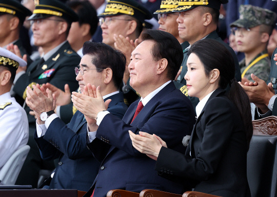 윤석열 대통령과 부인 김건희 여사가 1일 성남 서울공항에서 열린 건군 76주년 국군의날 기념식에서 박수치고 있다. 연합뉴스