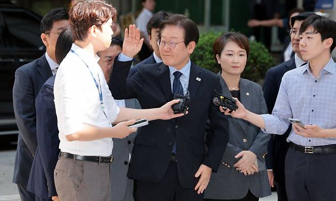 이재명(가운데) 더불어민주당 대표가 지난달 30일 오후 서울 서초구 서울중앙지법에서 열린 위증교사 혐의 관련 1심 결심공판에 출석하기 위해 법정으로 향하며 지지자들을 향해 손을 흔들고 있다. [연합]