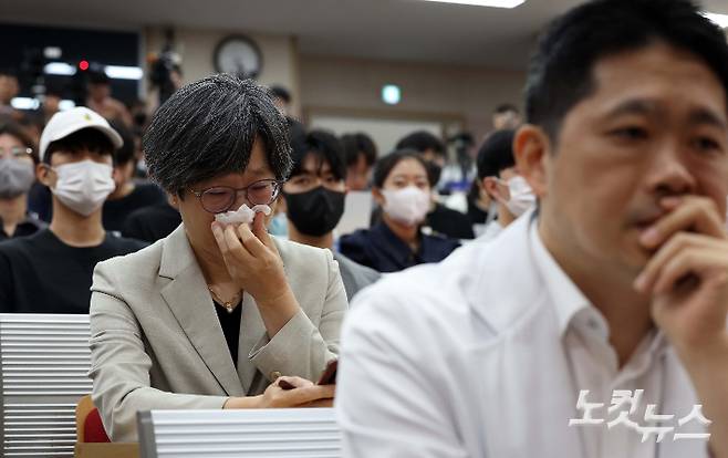 서울대병원 교수 529명이 전공의 사태 해결 등을 요구하며 무기한 휴진에 돌입한 6월 17일 서울대학교 의과대학 융합관 양윤선홀에서 서울의대·서울대병원 교수협의회 비상대책위원회 주최 휴진 관련 기자회견 중 강희경 비대위원장이 눈물을 흘리고 있다. 황진환 기자