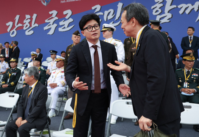 ▲국민의힘 한동훈 대표가 1일 성남 서울공항에서 열린 건군 76주년 국군의날 기념식에 참석해 미즈시마 고이치 주한일본대사와 대화하고 있다. ⓒ연합뉴스