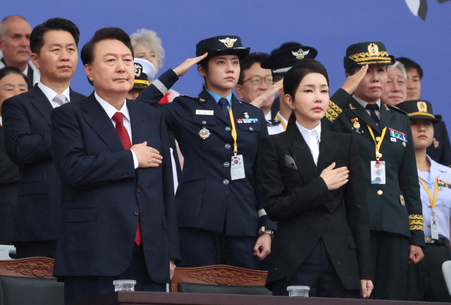 윤석열 대통령 부부, 건군 76주년 국군의날 기념식 참석 (성남=연합뉴스) 홍해인 기자 = 윤석열 대통령과 부인 김건희 여사 등이 1일 성남 서울공항에서 열린 건군 76주년 국군의날 기념식에서 국기에 경례하고 있다. 2024.10.1 [대통령실통신사진기자단] hihong@yna.co.kr (끝) <저작권자(c) 연합뉴스, 무단 전재-재배포, AI 학습 및 활용 금지>