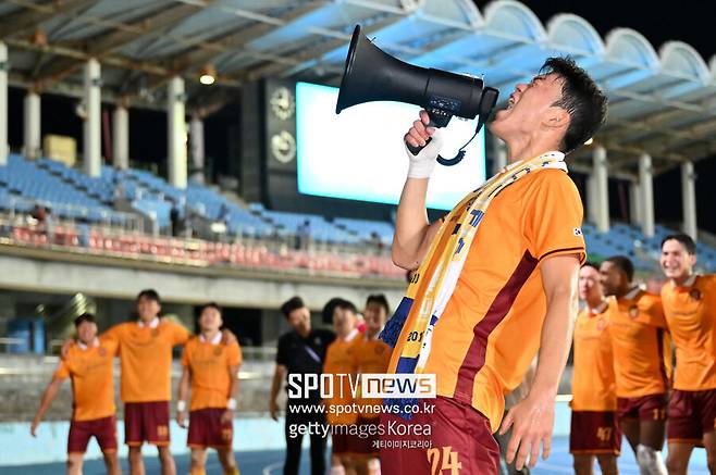 ▲ 이정효 감독이 이끄는 광주FC가 아시아 최고 무대인 2024-25시즌 아시아축구연맹(AFC) 챔피언스리그 엘리트(ACLE)에서 연일 승전보를 전하고 있다. ACLE 출전이 처음인 광주인데 아시아 무대 경험이 많은 J리그 구단을 연거푸 제압하며 일본 킬러로 거듭났다. 리그 스테이지 첫 경기에서 요코하마 마리노스를 7-3으로 꺾더니 가와사키 프론탈레와 원정 경기도 1-0으로 이겨 2연승을 내달렸다.