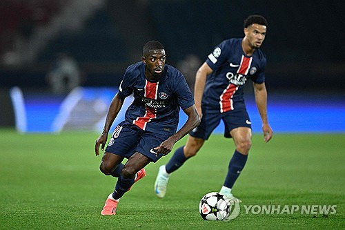 이번 시즌 파리 생제르맹(PSG)의 에이스로 활약하고 있는 우스만 뎀벨레가 루이스 엔리케 감독의 질책성 결정으로 인해 아스널전에 출전할 수 없게 됐다. 뎀벨레가 빠진 상황에서 유럽축구연맹(UEFA) 챔피언스리그 토너먼트 진출을 노리는 PSG의 희망은 최근 출전할 때마다 좋은 경기력을 보여주고 있는 이강인이다. 직전 경기에서 맹활약한 이강인은 다가오는 아스널과의 경기에서도 PSG의 키 플레이어가 될 가능성이 높다. 사진 연합뉴스