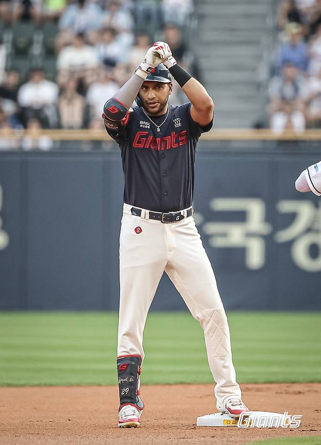 롯데 외야수 레이예스는 1일 창원 NC파크에서 열린 '2024 신한 SOL Bank KBO 리그' NC와 팀 간 마지막 맞대결에서 1번 지명타자로 선발 출전했다. 올 시즌 200안타를 기록 중인 레이예스는 안타 2개만 더 기록하면, KBO리그 단일시즌 최다 안타 신기록을 달성할 수 있다. 그리고 5회초 세 번째 타석에서 적시타를 때려 서건창(2014시즌/201안타)의 단일시즌 최다 안타 기록과 어깨를 나란히 했다. 롯데 자이언츠