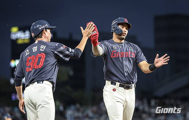 롯데 외야수 레이예스(오른쪽)는 1일 창원 NC파크에서 열린 '2024 신한 SOL Bank KBO 리그' NC와 팀 간 마지막 맞대결에서 1번 지명타자로 선발 출전했다. 올 시즌 200안타를 기록 중인 레이예스는 안타 2개만 더 기록하면, KBO리그 단일시즌 최다 안타 신기록을 달성할 수 있었다. 그리고 5회초 세 번째 타석과 9회초 다섯 번째 타석에서 안타를 때리며 서건창(2014시즌/201안타)의 단일시즌 최다 안타 기록을 넘어 새 역사를 썼다. 롯데 자이언츠