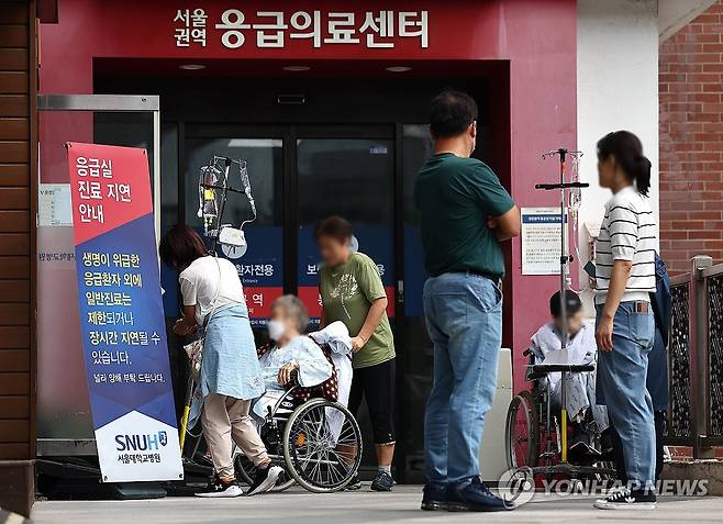 응급실 앞 환자들 (서울=연합뉴스) 류영석 기자 = 의료 공백으로 인한 응급실 혼란이 지속되는 25일 오후 서울의 한 대학 병원 응급실 앞에서 환자들이 대기하고 있다. 2024.9.25 ondol@yna.co.kr