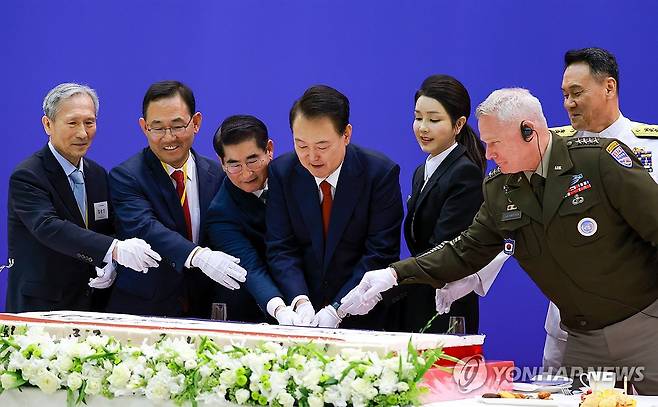 건군 76주년 축하 시루떡 자르는 윤석열 대통령 (성남=연합뉴스) 홍해인 기자 = 윤석열 대통령이 1일 성남 서울공항 국빈행사장에서 열린 건군 76주년 국군의날 경축연에서 김건희 여사, 김용현 국방부 장관, 폴 러캐머라 한미연합사령관 등과 함께 축하 시루떡을 자르고 있다. 2024.10.1 [대통령실 제공. 재판매 및 DB 금지] hihong@yna.co.kr