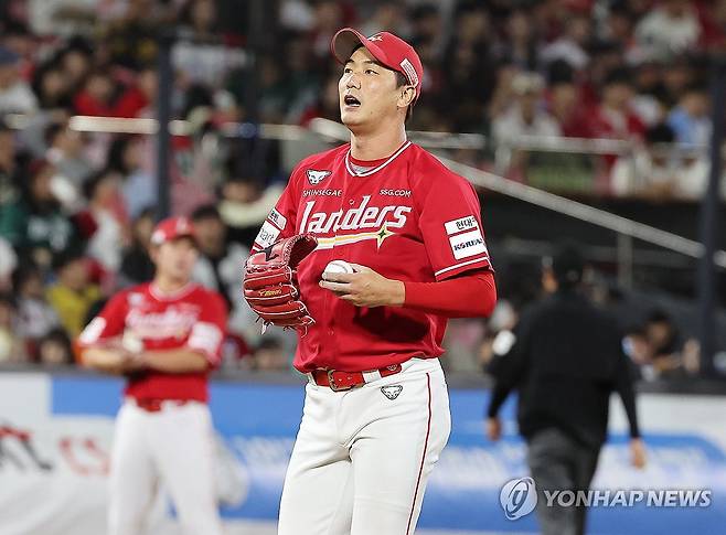 아쉬워하는 김광현 (수원=연합뉴스) 홍기원 기자 = 1일 경기도 수원케이티위즈파크에서 열린 2024 KBO리그 프로야구 5위 결정전 SSG 랜더스와 kt wiz의 경기. 8회말 무사 주자 1,3루에서 kt 로하스에게 스리런 홈런을 맞은 SSG 투수 김광현이 아쉬워하고 있다. 2024.10.1 xanadu@yna.co.kr