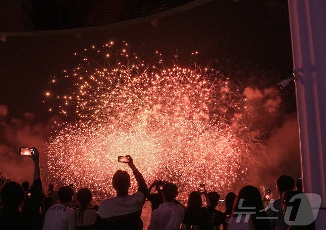 호텔 20층에 자리한 인피니티 풀에서 감상하는 서울국제불꽃축제 (호텔 나루 서울 엠갤러리 제공)