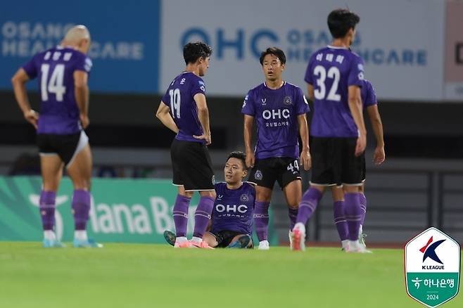 안양 선수들이 아산전에서 패한 뒤 아쉬워하고 있다. 사진 | 한국프로축구연맹