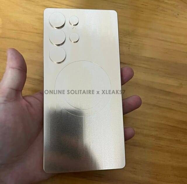삼성 갤럭시S25 울트라의 모형 사진이 등장했다. (사진=온라인 솔리테르/@xleaks7)