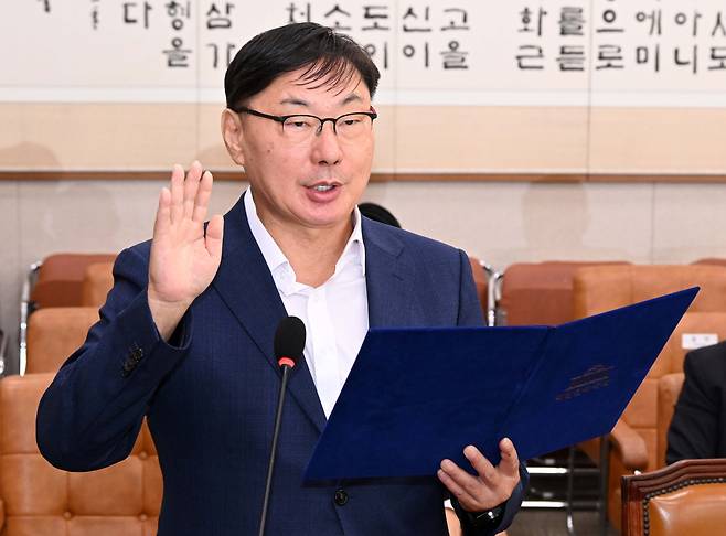 이화영 전 경기도평화부지사가 2일 오전 국회 법제사법위원회에서 열린 박상용 수원지검 부부장검사 탄핵소추사건 조사 청문회에 증인으로 출석해 증인선서를 하고 있다. 박 부부장검사는 출석하지 않았다. /이덕훈 기자