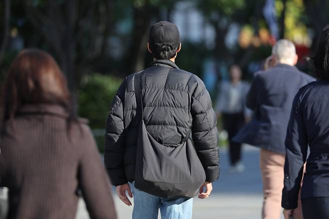 쌀쌀한 날씨를 보인 2일 오전 서울 종로구 광화문네거리에서 패딩을 입은 시민이 발걸음을 옮기고 있다. /연합뉴스