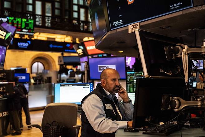 미국 뉴욕증권거래소(NYSE) 입회장에서 트레이더들이 업무에 나서고 있다. /AFP 연합뉴스